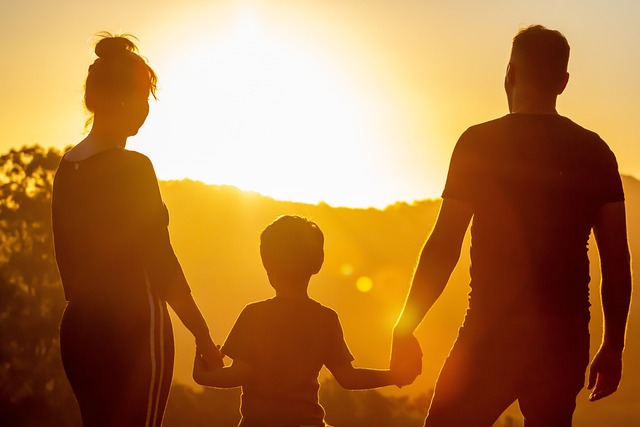 familia en atardecer 